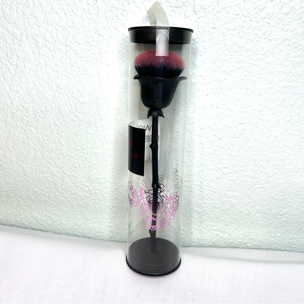 Wet n Wild Rebel Rose Blush Brush - Picture 7 of 10